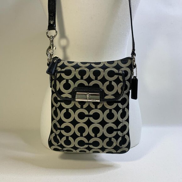 Classic **Coach** crossbody featuring the - Picture 1 of 7